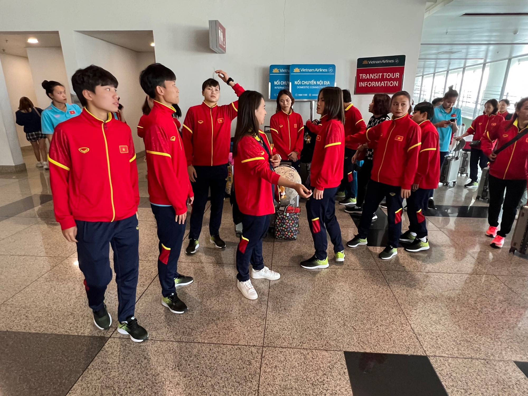 Đội tuyển nữ Việt Nam trở về an toàn, kết thúc hành trình World Cup lịch sử  - Ảnh 10.