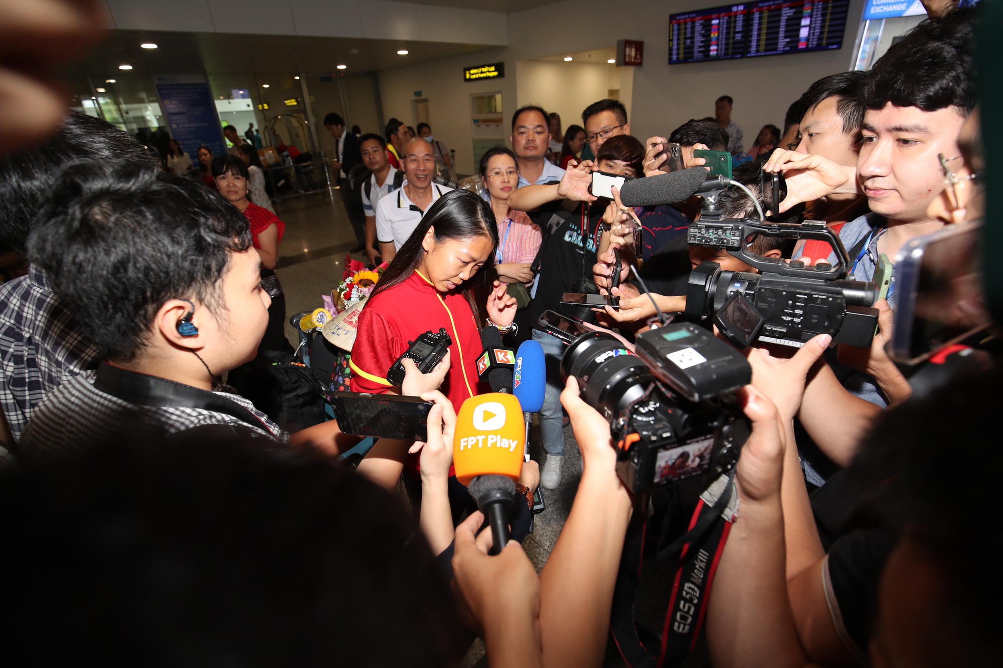Huỳnh Như đội nón lá ở sân bay Nội Bài, Thanh Nhã ký tặng khán giả - Ảnh 16.