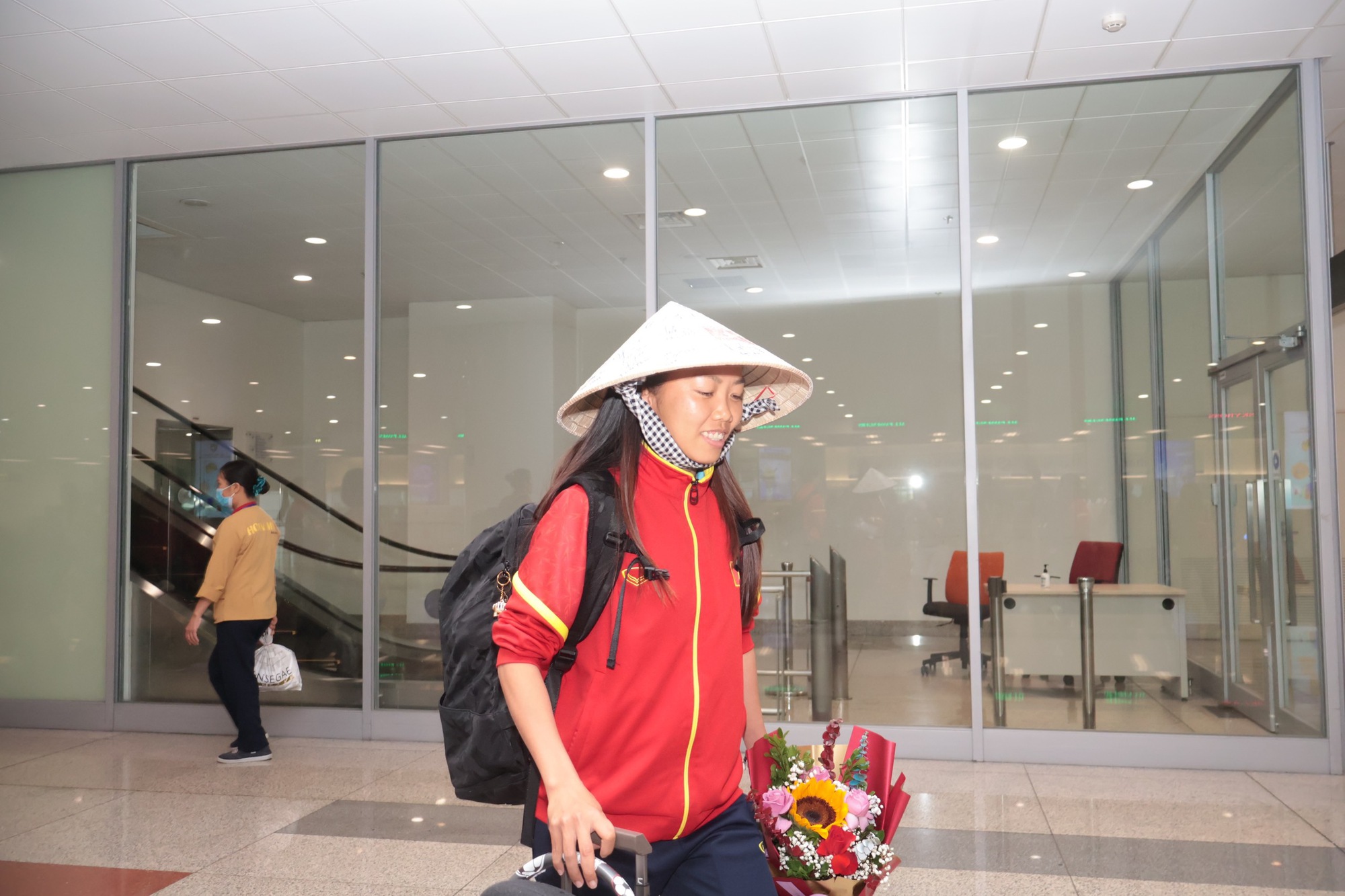 Đội tuyển nữ Việt Nam trở về an toàn, kết thúc hành trình World Cup lịch sử  - Ảnh 7.