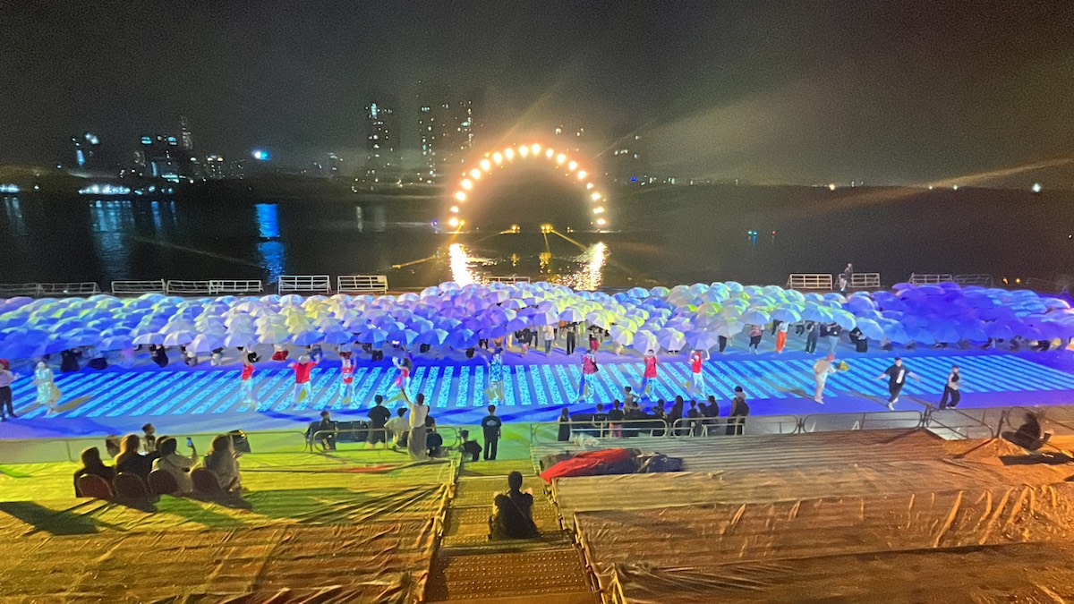 Sân khấu chương trình nghệ thuật dài hơn sân vận động quốc gia trên sông Sài Gòn - Ảnh 1.