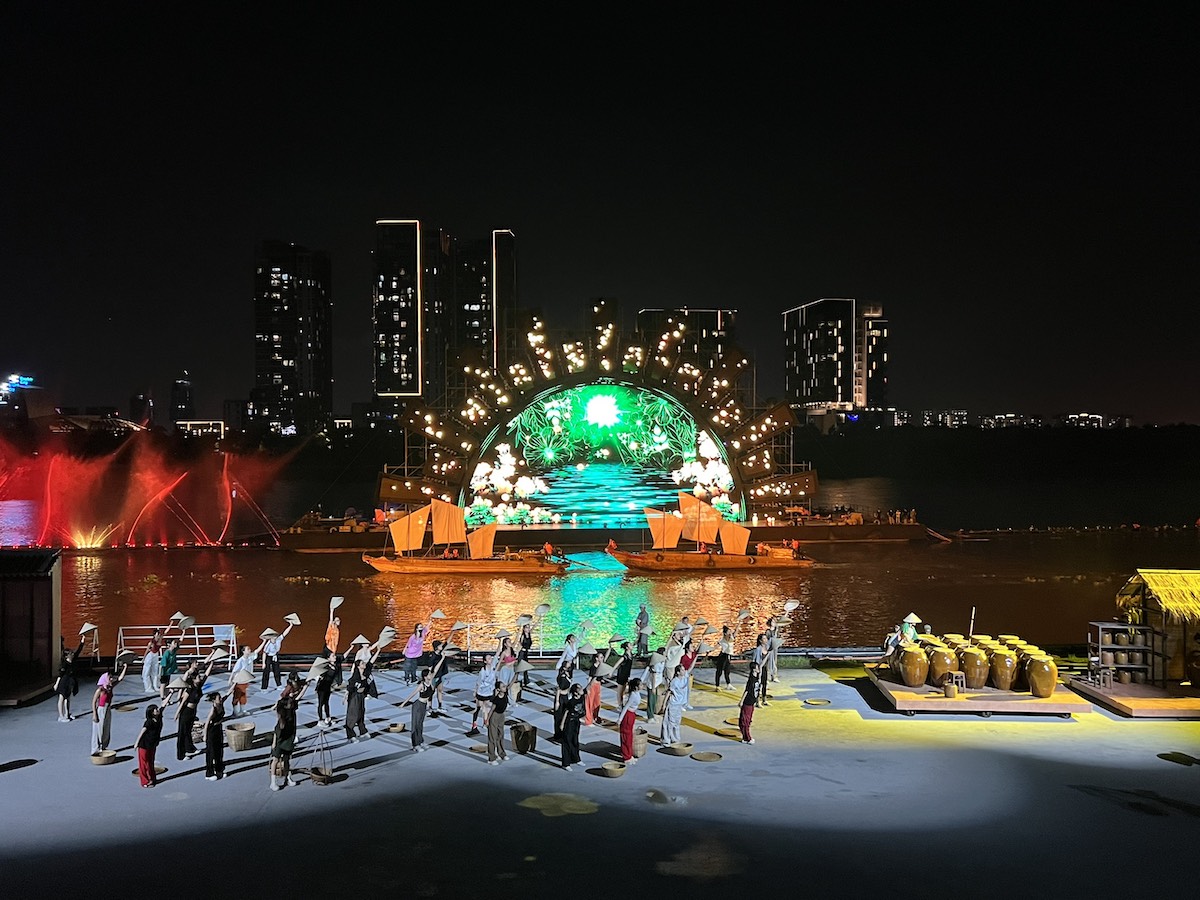 Sân khấu chương trình nghệ thuật dài hơn sân vận động quốc gia trên sông Sài Gòn - Ảnh 5.
