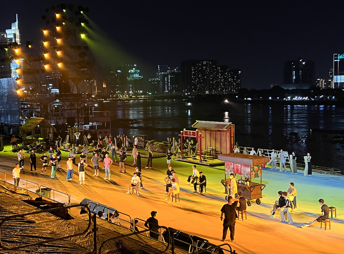 Sân khấu chương trình nghệ thuật dài hơn sân vận động quốc gia trên sông Sài Gòn - Ảnh 3.