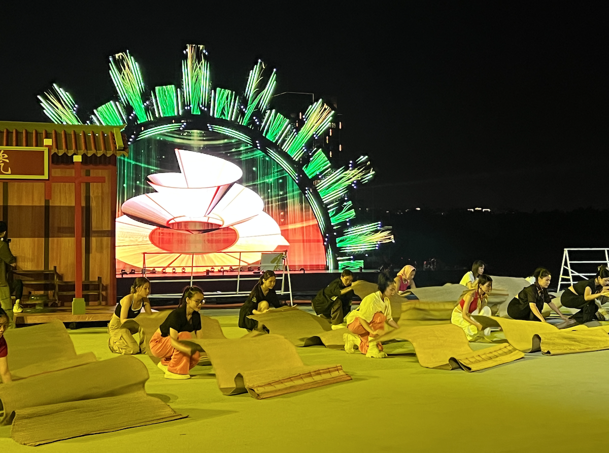 Sân khấu chương trình nghệ thuật dài hơn sân vận động quốc gia trên sông Sài Gòn - Ảnh 2.
