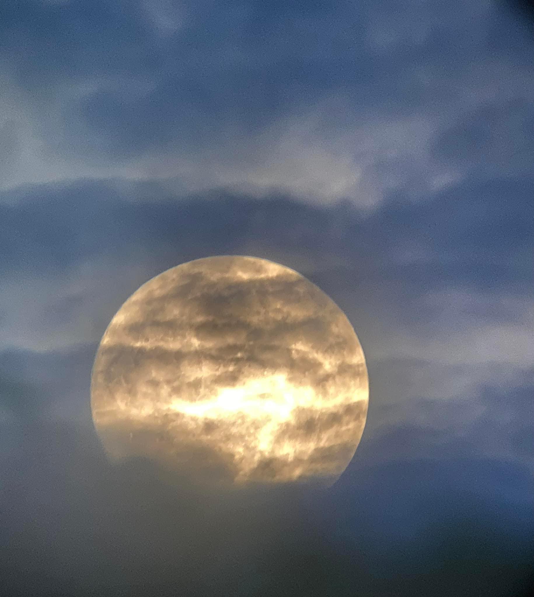 Người yêu thiên văn Việt Nam 'săn' trăng xanh huyền ảo trên bầu trời - Ảnh 3.