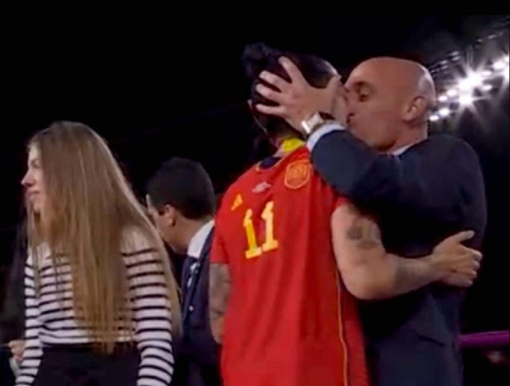 Nụ hôn làm khủng hoảng nghiêm trọng bóng đá Tây Ban Nha - Ảnh 1.