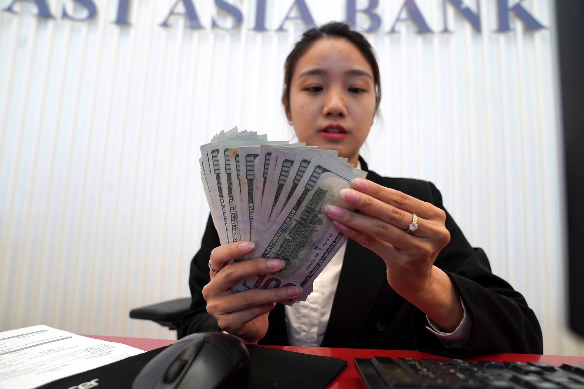 Giá USD 'nhảy múa' - Ảnh 1. Giá USD 'nhảy múa' - Ảnh 1.