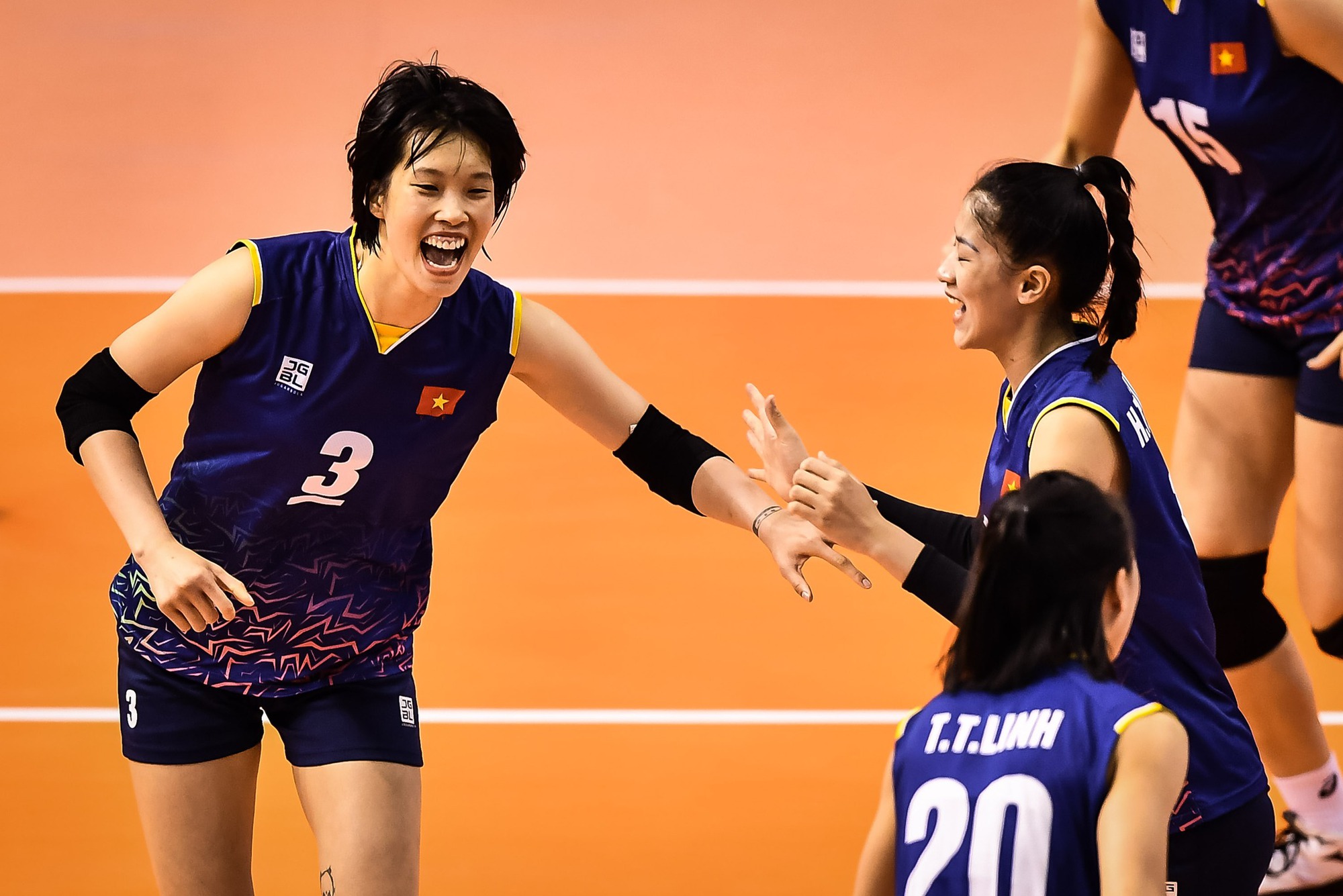 Kieu Trinh 'fired a cannon', making the Korean volleyball player's face darken - Photo 3.