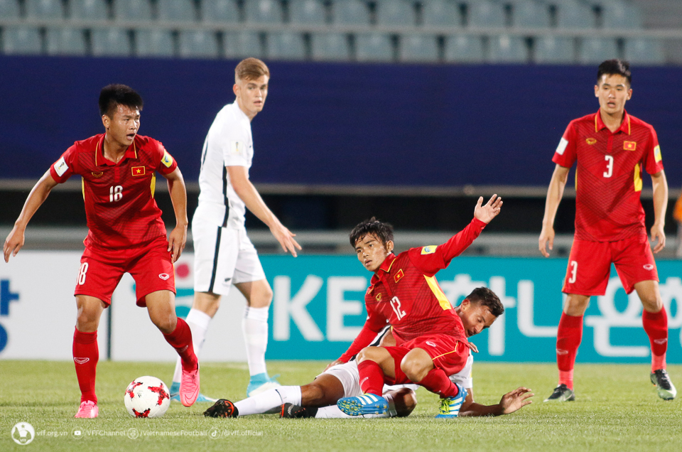 Dương Văn Hào (bìa trái) trong màu áo U.20 Việt Nam ở U.20 World Cup 2017