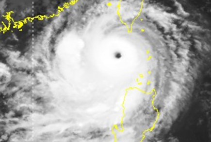 Bão số 3 trở thành siêu bão đầu tiên trên Biển Đông năm 2023 - Ảnh 1.