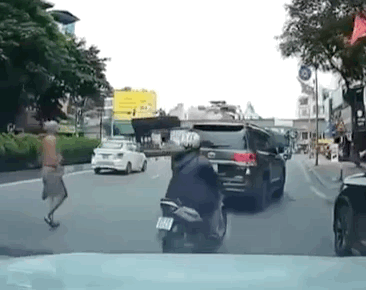 Bắt ‘Tiểu Lý phi dao’ vào xe ô tô chạy trên đường Hà Nội - Ảnh 1.