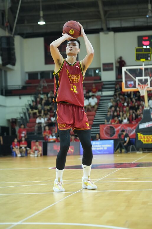 Tay ném cao 2,03 m Nguyễn Huỳnh Phú Vinh tỏa sáng ở giải bóng rổ VBA 2023 - Ảnh 2.