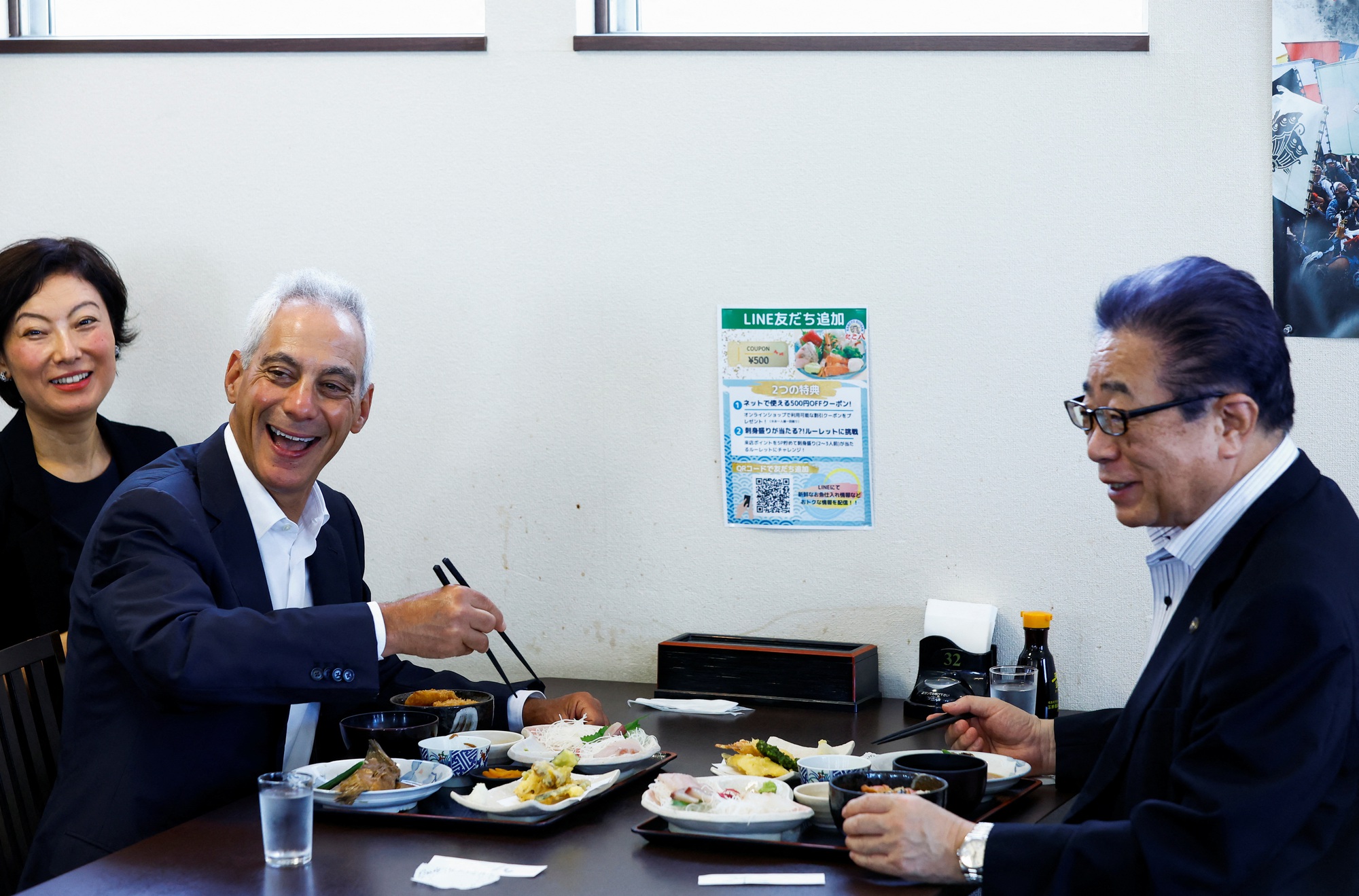 Thủ tướng Nhật ăn cá 'ngon và an toàn' từ Fukushima - Ảnh 2.