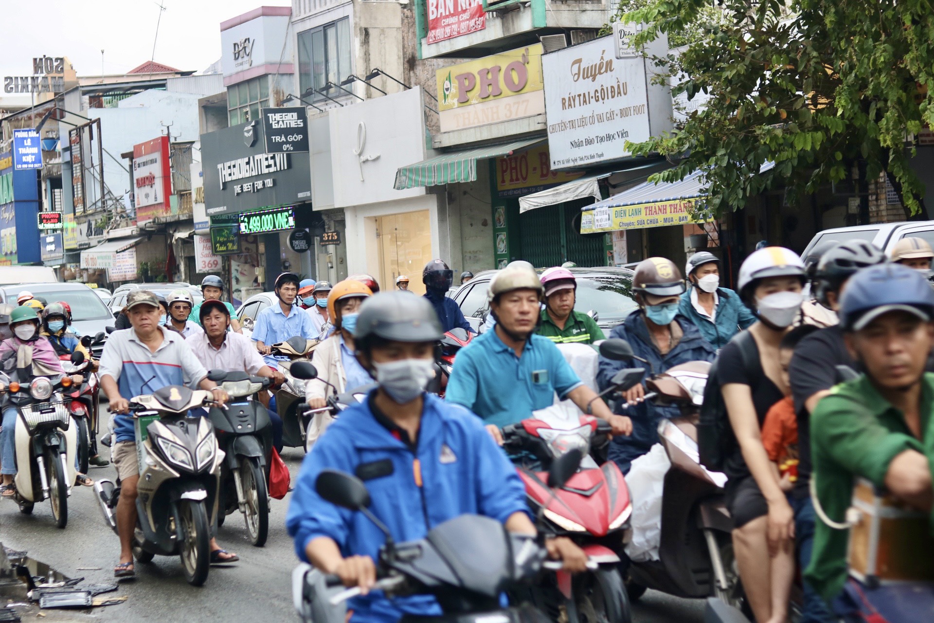 Ùn ùn người về quê dịp lễ 2.9: Cửa ngõ TP.HCM đông nghẹt người - Ảnh 9.