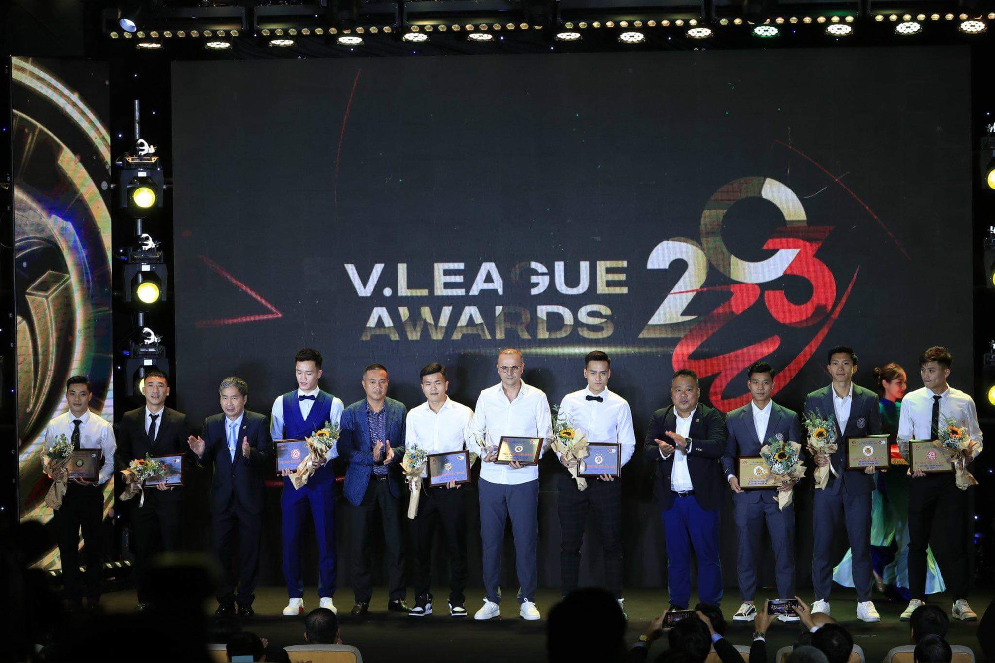 Tiền vệ Hoàng Đức xuất sắc nhất V-League 2023, HLV ngoại của đội Hà Nội được vinh danh - Ảnh 11.