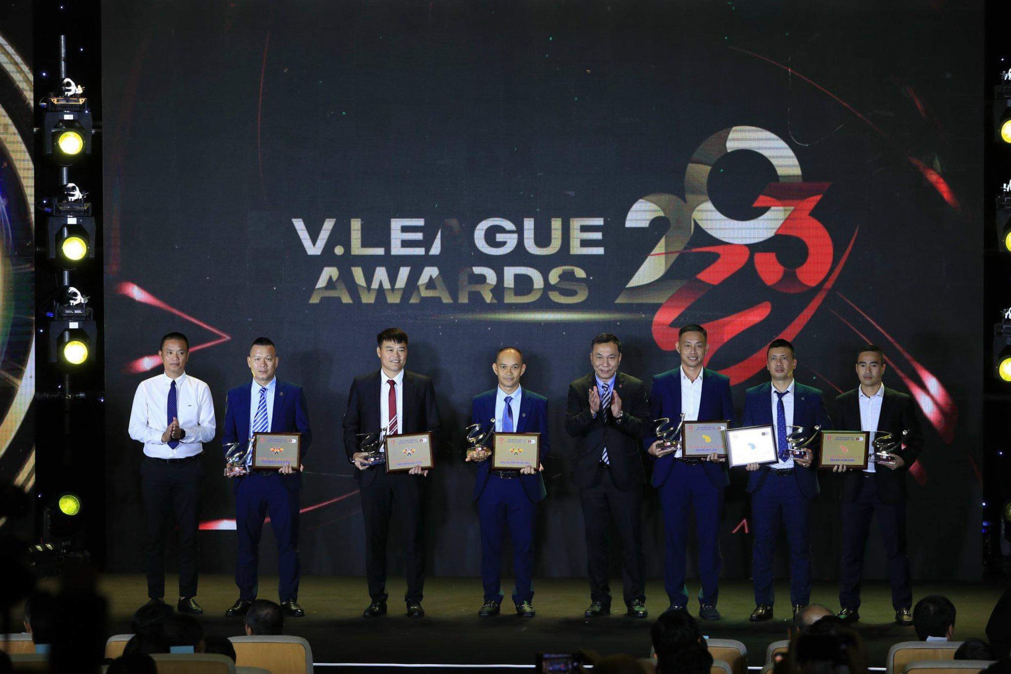 Tiền vệ Hoàng Đức xuất sắc nhất V-League 2023, HLV ngoại của đội Hà Nội được vinh danh - Ảnh 12.