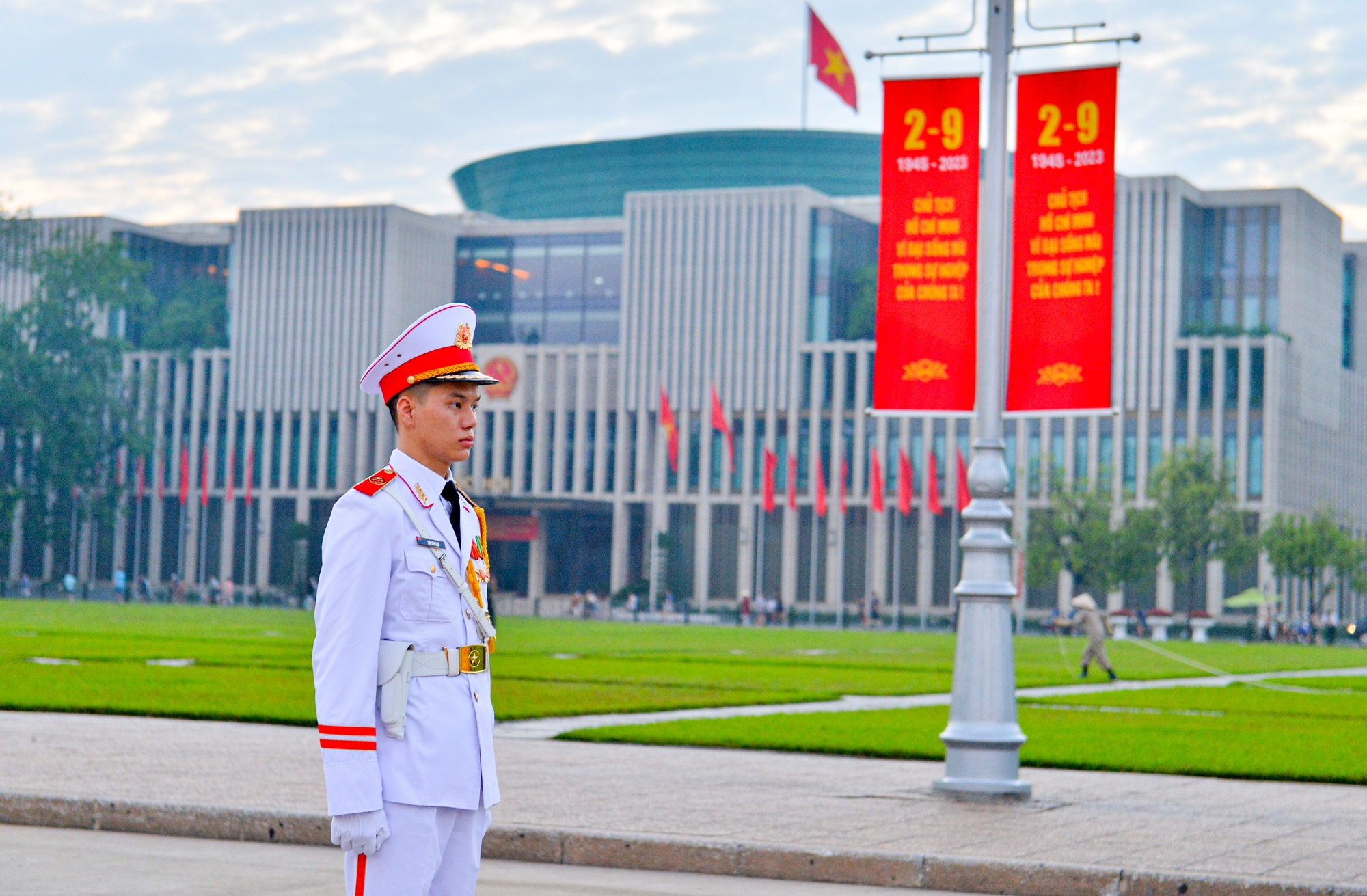 Lễ thượng cờ mừng Quốc khánh 2.9 ở Lăng Chủ tịch Hồ Chí Minh - Ảnh 14.