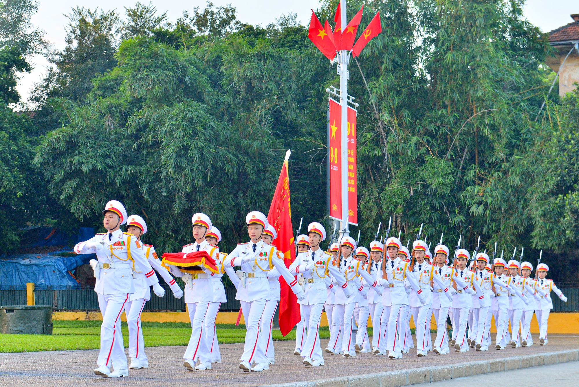 Lễ thượng cờ mừng Quốc khánh 2.9 ở Lăng Chủ tịch Hồ Chí Minh - Ảnh 2.