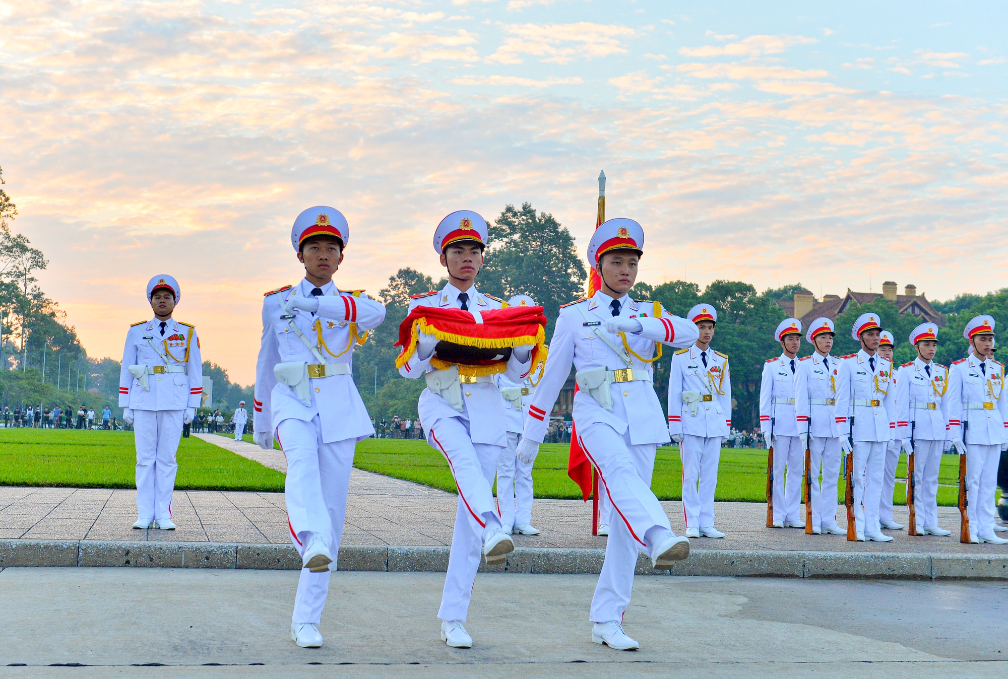 Lễ thượng cờ mừng Quốc khánh 2.9 ở Lăng Chủ tịch Hồ Chí Minh - Ảnh 4.