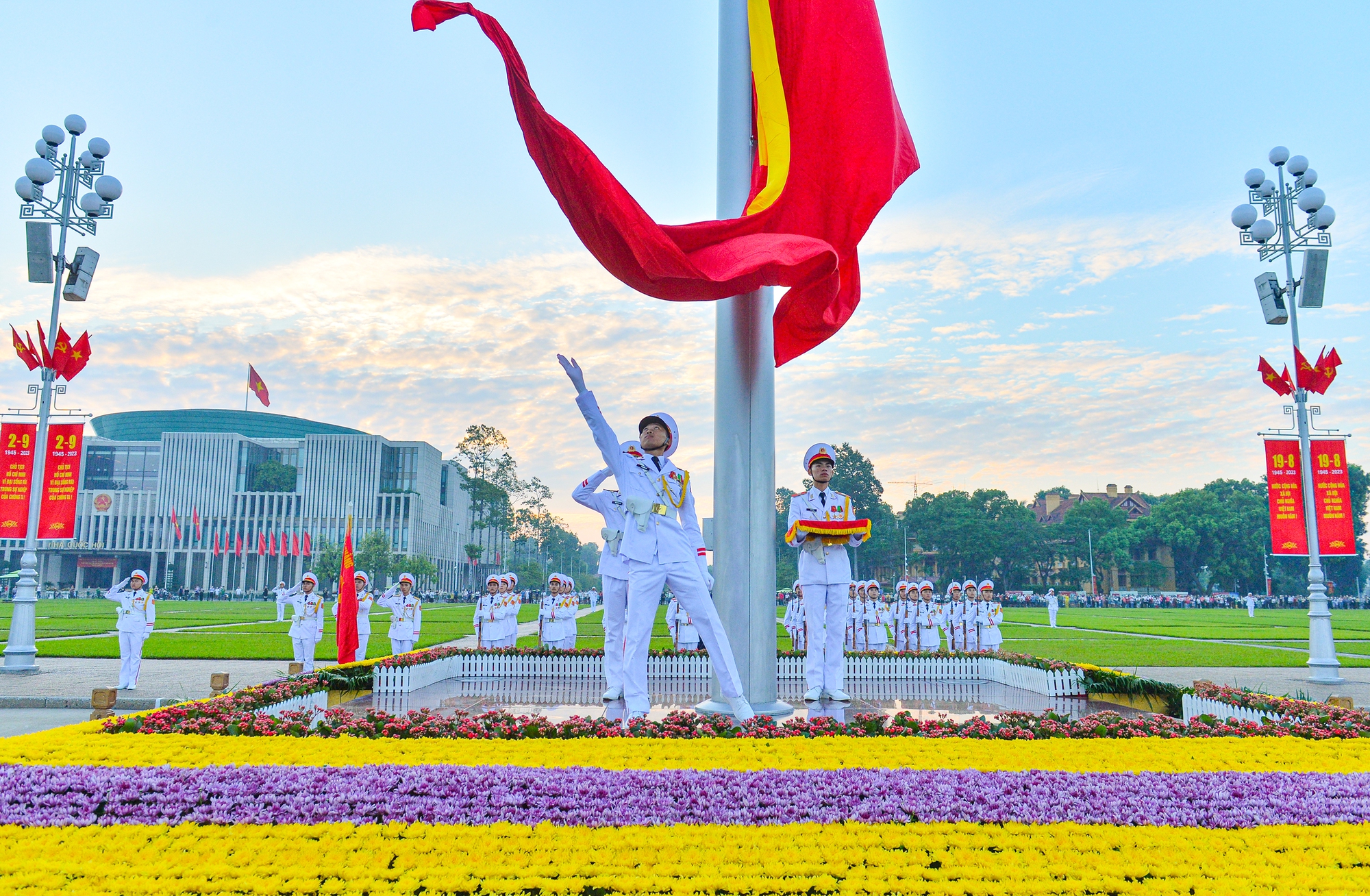 Lễ thượng cờ mừng Quốc khánh 2.9 ở Lăng Chủ tịch Hồ Chí Minh - Ảnh 7.