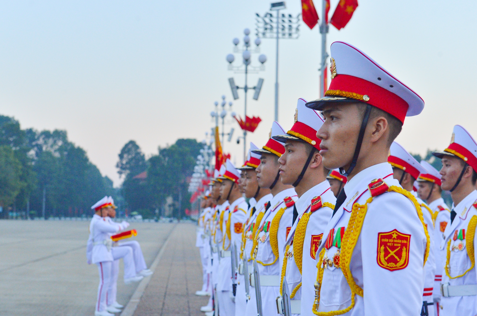 Lễ thượng cờ mừng Quốc khánh 2.9 ở Lăng Chủ tịch Hồ Chí Minh - Ảnh 9.