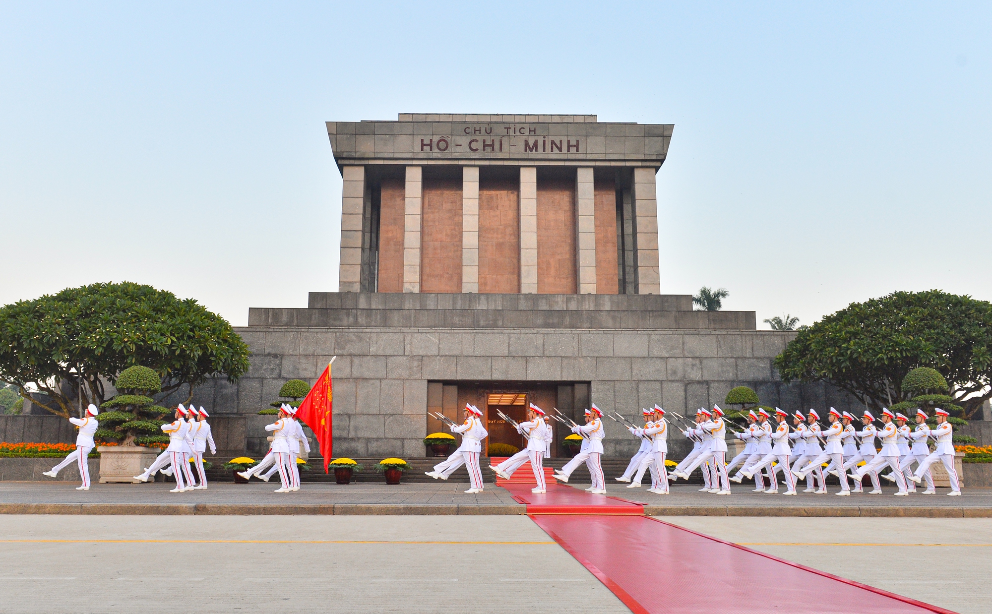 Lễ thượng cờ mừng Quốc khánh 2.9 ở Lăng Chủ tịch Hồ Chí Minh - Ảnh 10.