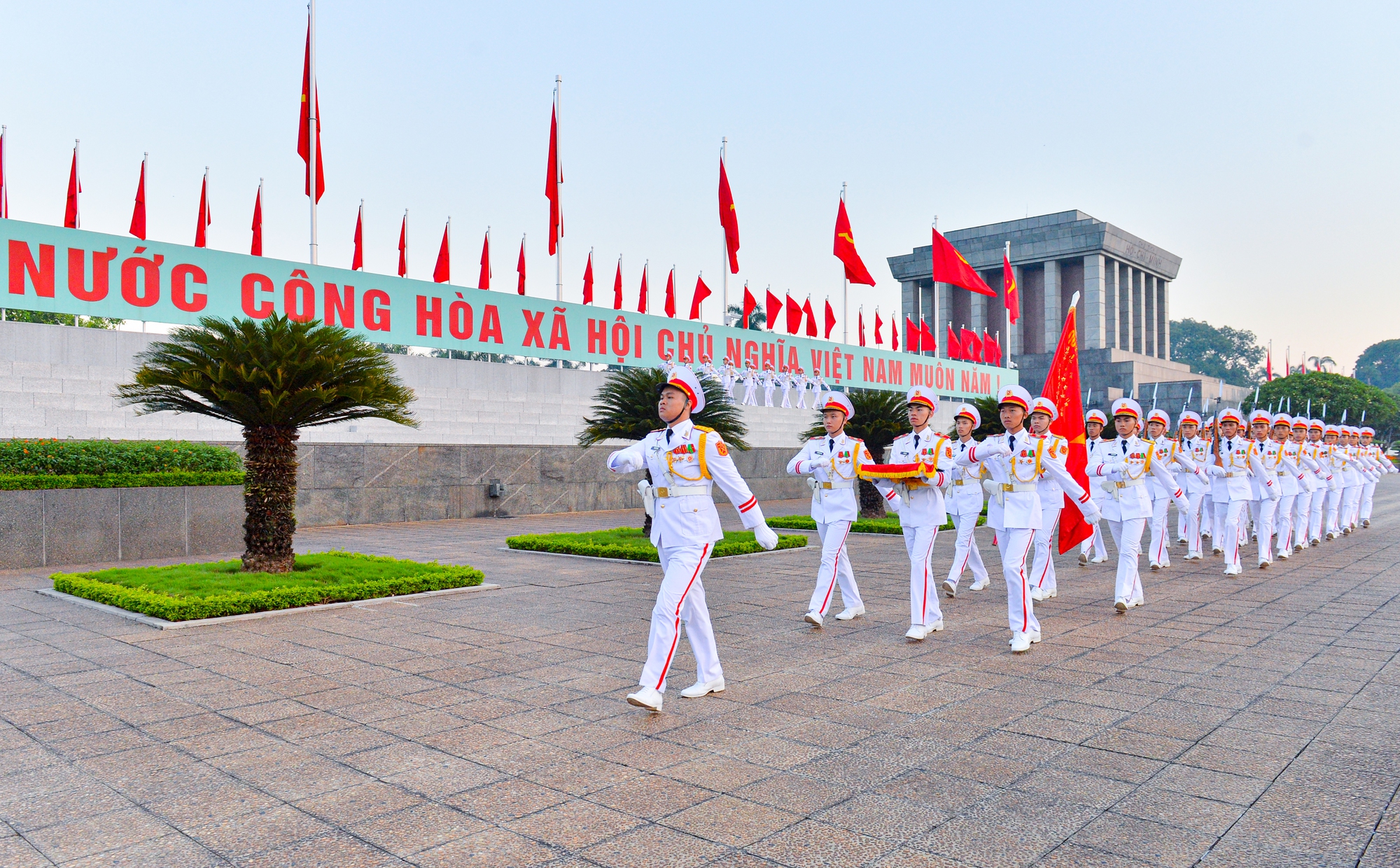 Lễ thượng cờ mừng Quốc khánh 2.9 ở Lăng Chủ tịch Hồ Chí Minh - Ảnh 11.