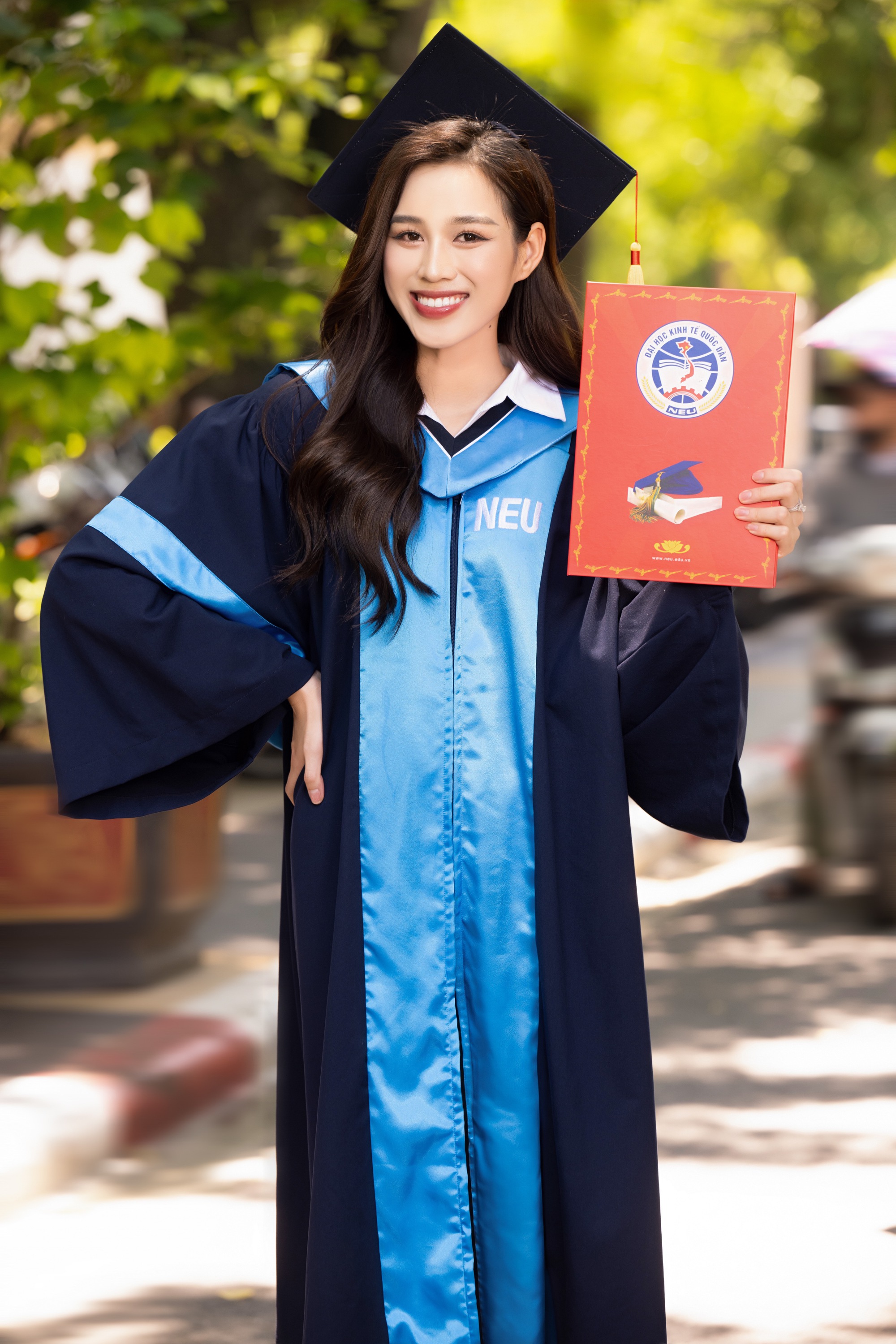 Đỗ Thị Hà rạng rỡ trong ngày lễ tốt nghiệp đại học  - Ảnh 4.