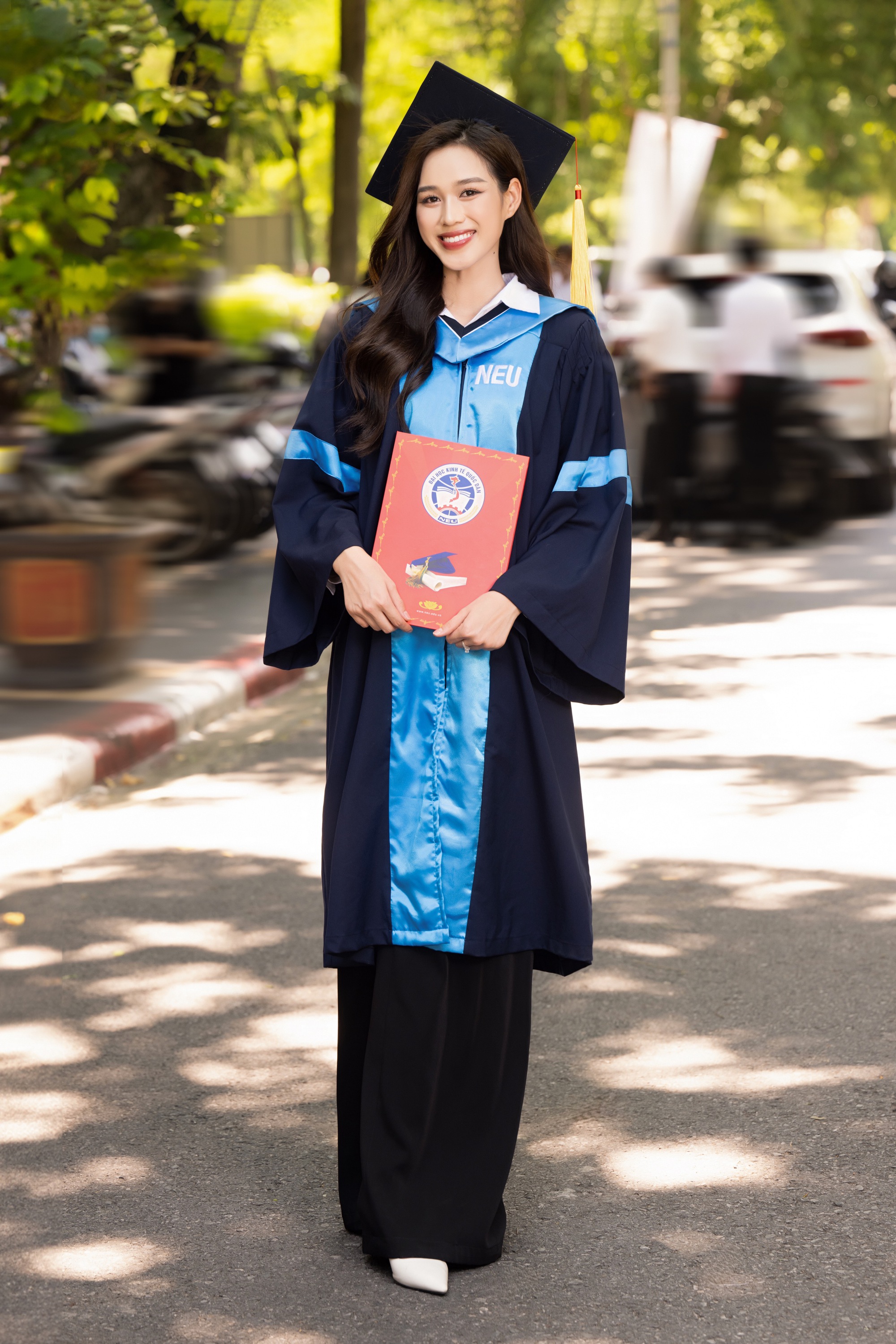 Đỗ Thị Hà rạng rỡ trong ngày lễ tốt nghiệp đại học  - Ảnh 6.