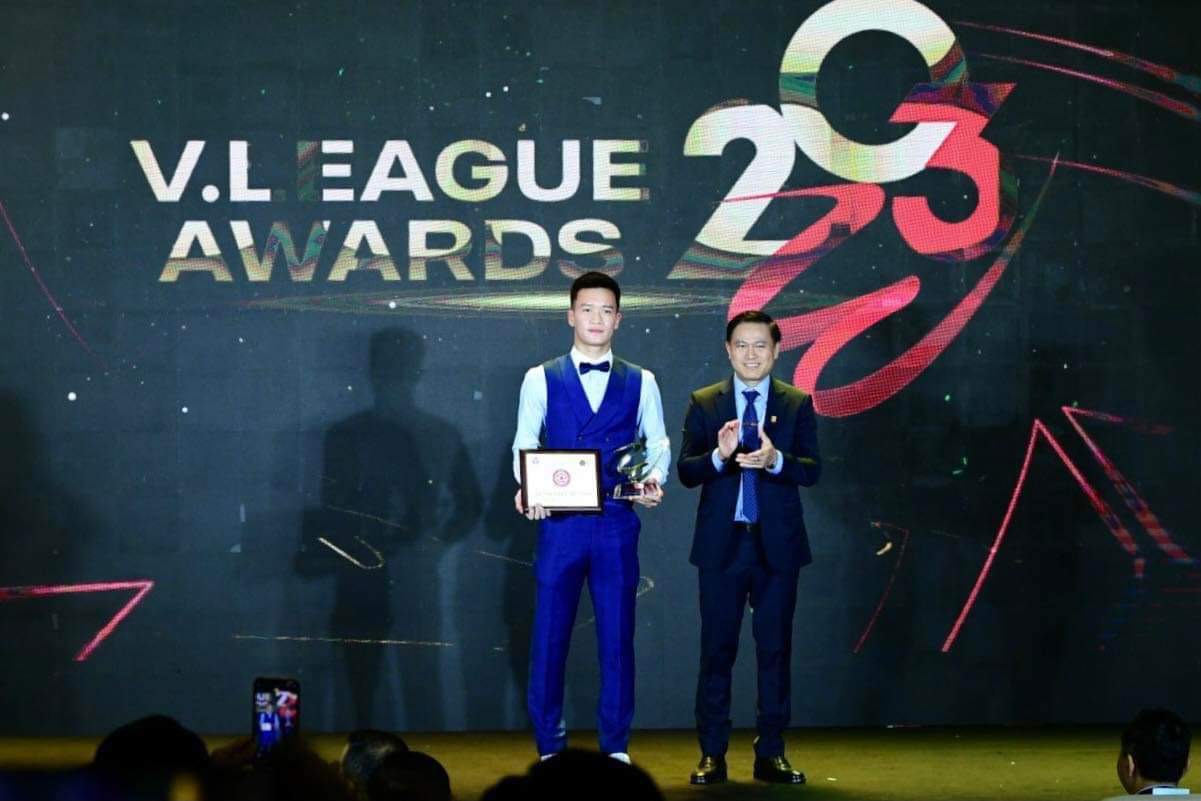 Tiền vệ Hoàng Đức xuất sắc nhất V-League 2023, HLV ngoại của đội Hà Nội được vinh danh - Ảnh 1.
