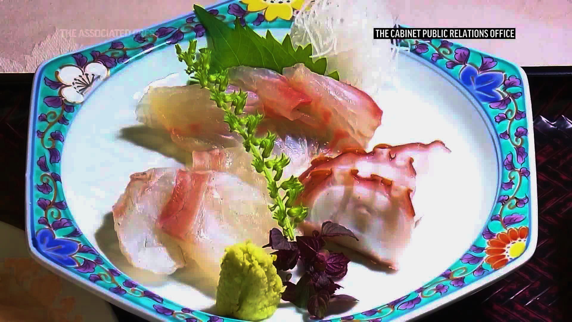 Thủ tướng Nhật thưởng thức sashimi cá 'ngon, an toàn' từ Fukushima - Ảnh 2.