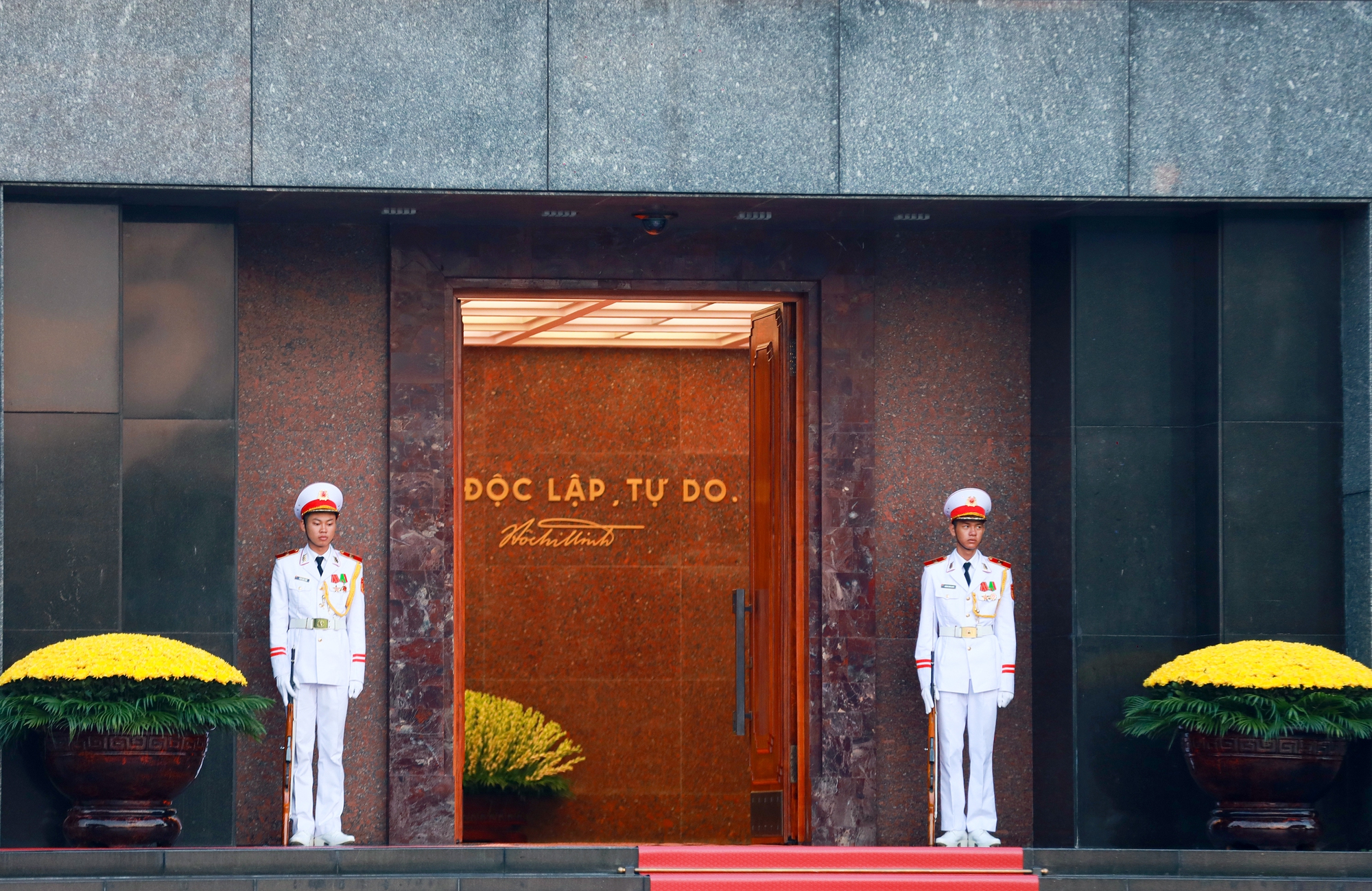 Lễ thượng cờ mừng Quốc khánh 2.9 ở Lăng Chủ tịch Hồ Chí Minh - Ảnh 1.