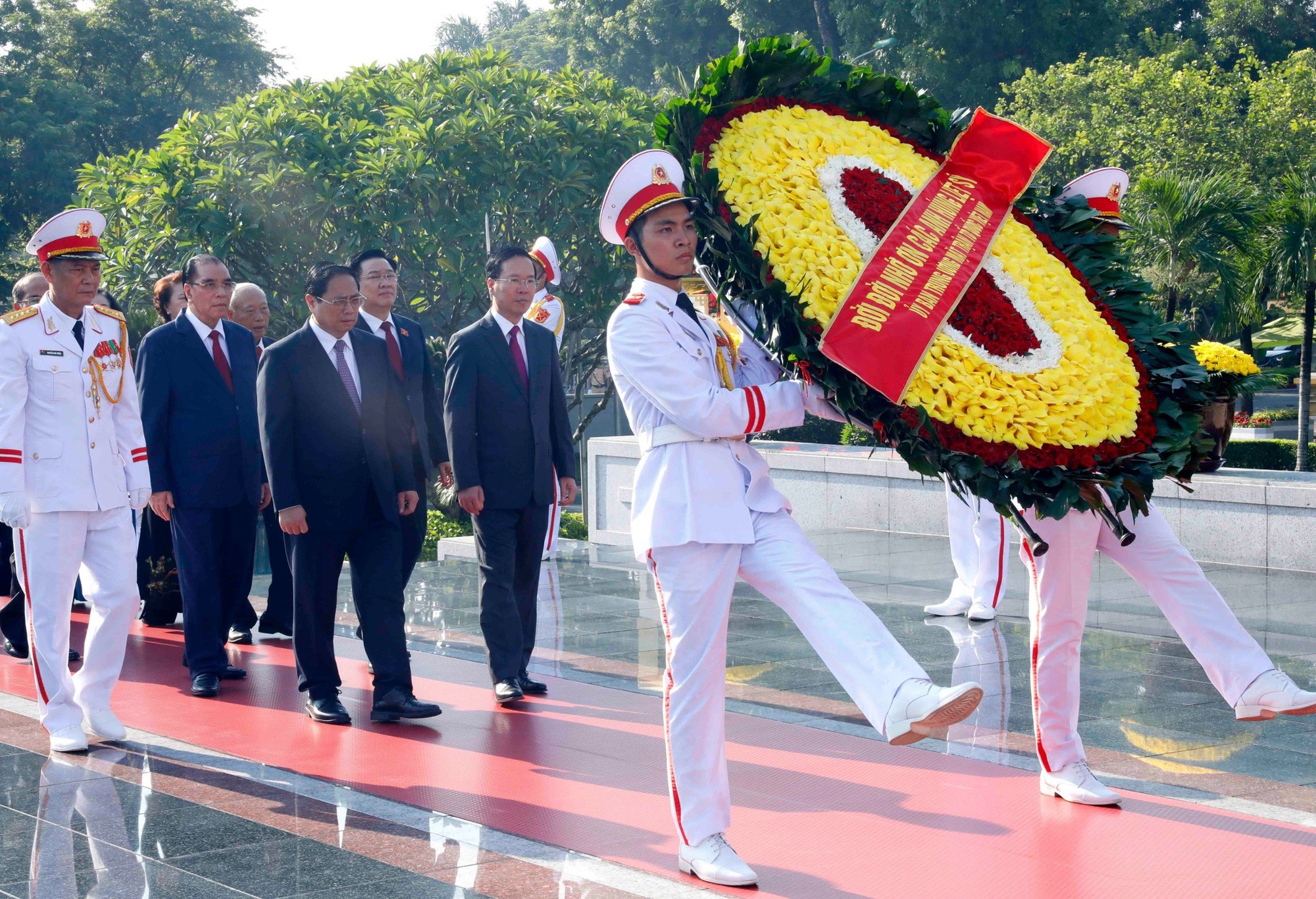 Lãnh đạo Đảng, Nhà nước vào lăng viếng Chủ tịch Hồ Chí Minh nhân Quốc khánh 2.9 - Ảnh 8.