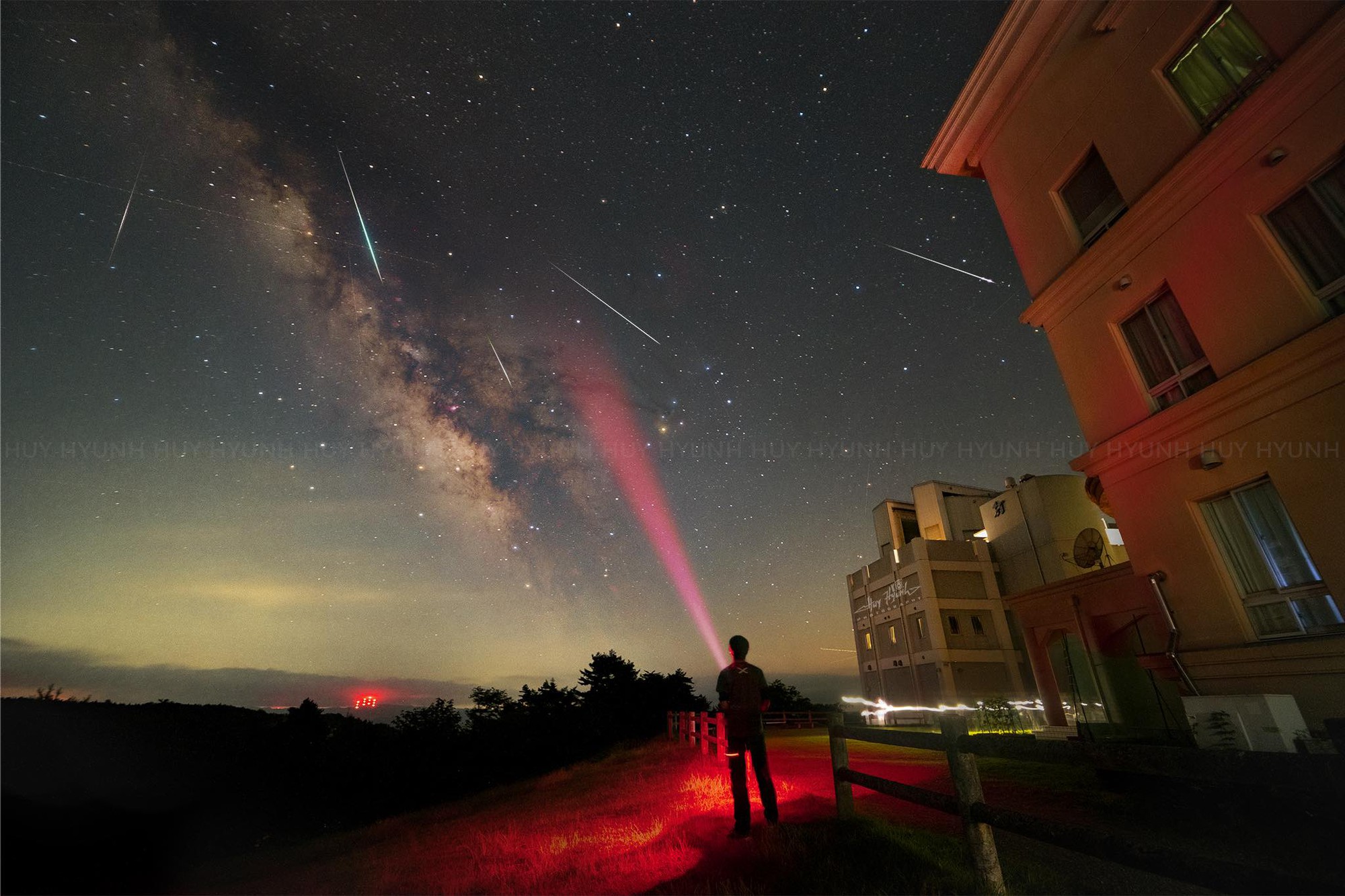 Mưa sao băng Perseids đẹp nhất 2023: Người Việt Nam ngắm bằng cách nào? - Ảnh 4.