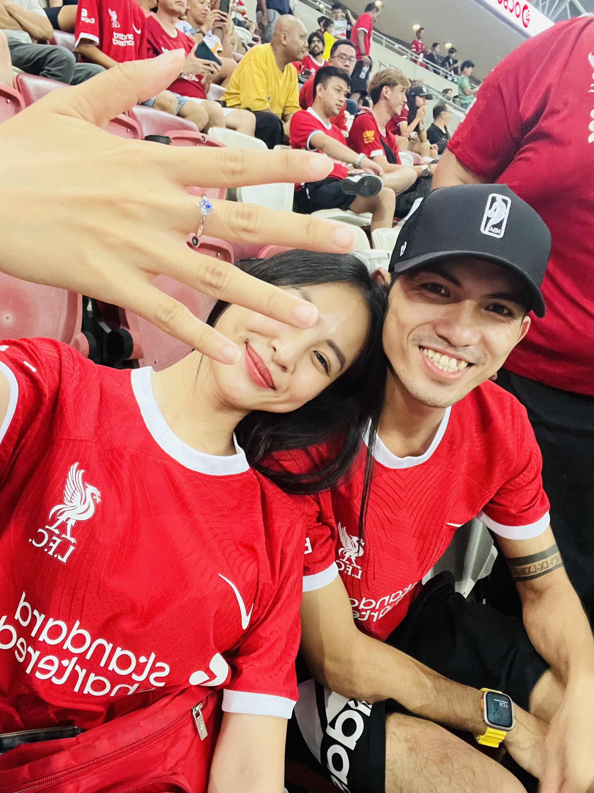 Cặp đôi Việt Nam cầu hôn giữa trận cầu Liverpool - Bayern Munich được lên báo Singapore - Ảnh 2.
