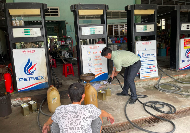 2 doanh nghiệp bán xăng dầu 'không đạt quy chuẩn' bị phạt 244 triệu đồng - Ảnh 1. 2 doanh nghiệp bán xăng dầu 'không đạt quy chuẩn' bị phạt 244 triệu đồng - Ảnh 1.