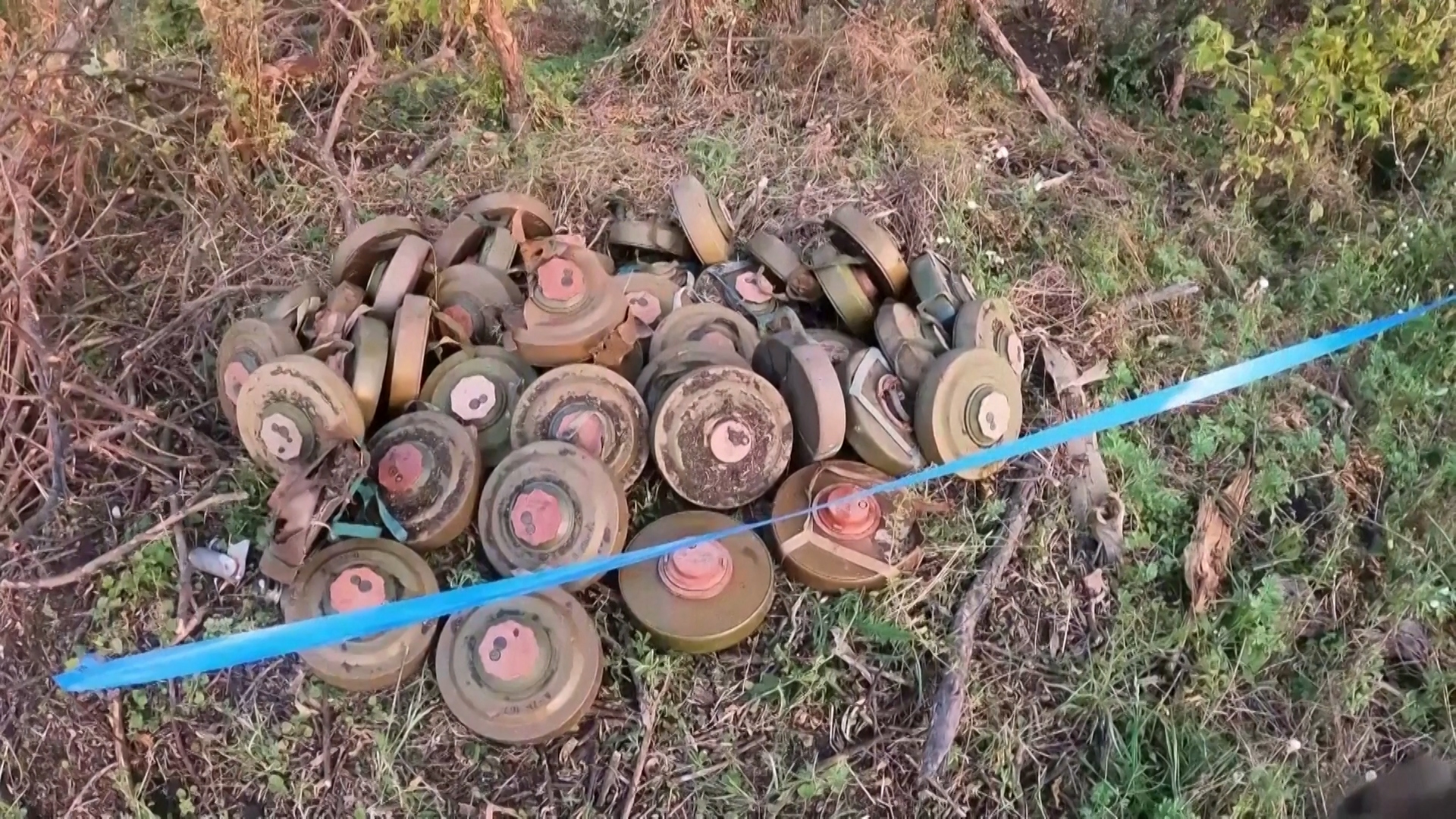 Đặc công Ukraine: quân đội Nga bẫy mìn ở mọi nơi, ngay cả dưới xác chết - Ảnh 1.