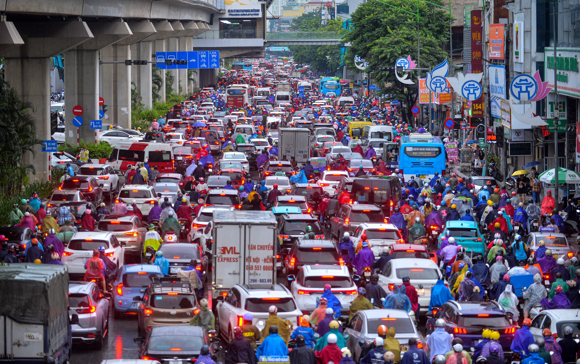 Hà Nội mưa cả ngày khiến đường phố ùn tắc kinh hoàng - Ảnh 1.