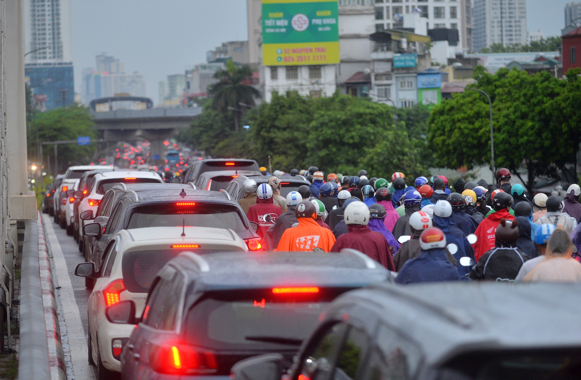 Hà Nội mưa cả ngày khiến đường phố ùn tắc kinh hoàng - Ảnh 5.