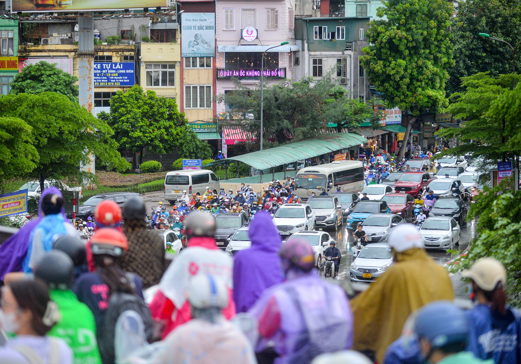 Hà Nội mưa cả ngày khiến đường phố ùn tắc kinh hoàng - Ảnh 7.