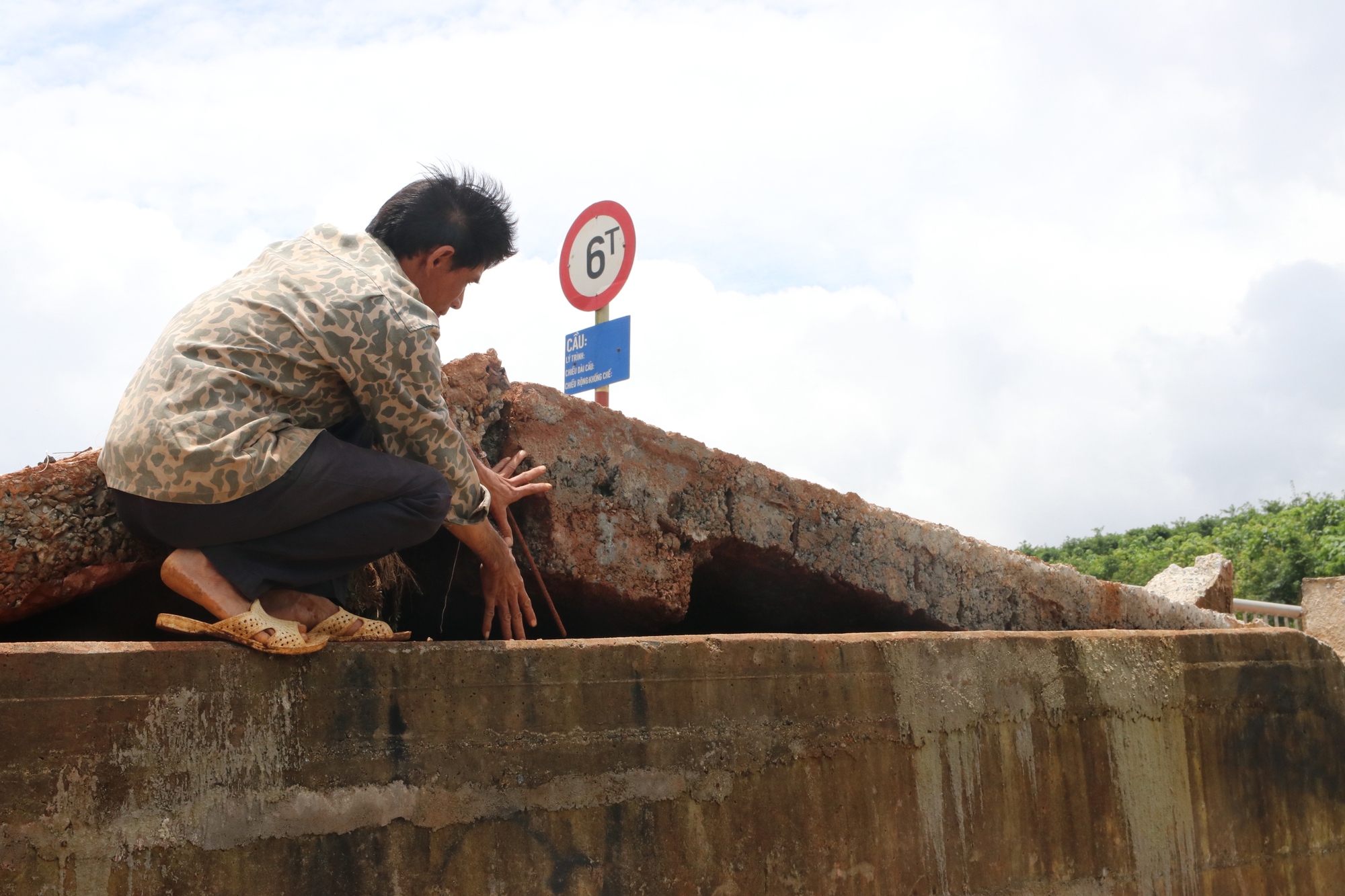Đắk Nông: Phong tỏa một phần hồ chứa nước Đắk N’ting vì hàng loạt vết nứt gãy - Ảnh 2.