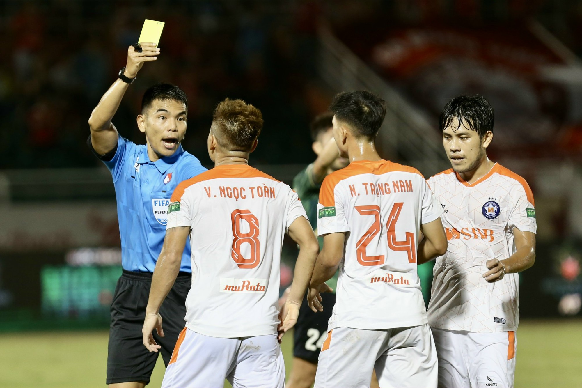Trọng tài Thái Lan bắt trận derby nảy lửa tranh ngôi đầu bảng V-League - Ảnh 1.