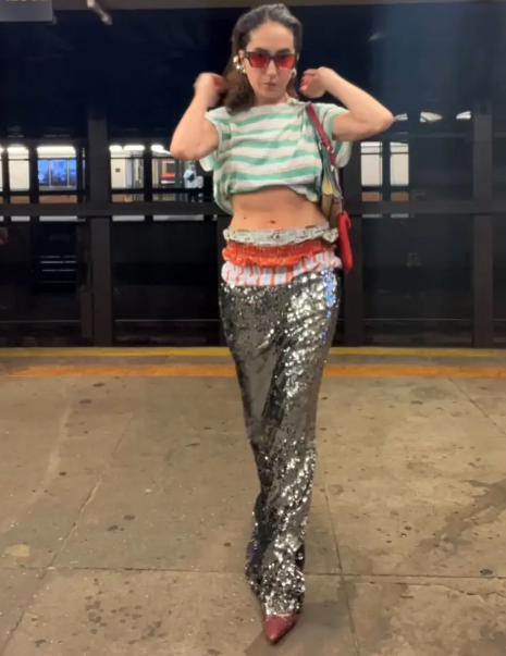 Cô gái làm gì ở ga tàu điện ngầm mà 'gây sốt' cộng đồng mạng? - Ảnh 1.