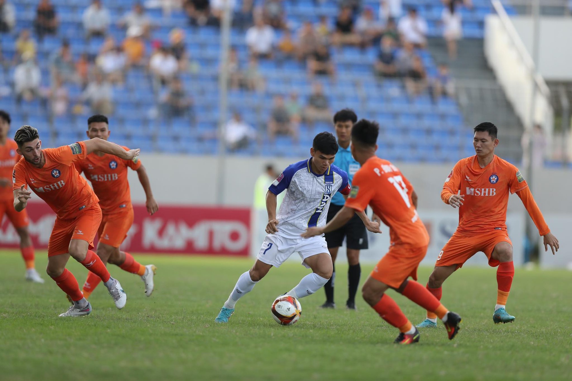 Để thua SLNA, CLB Đà Nẵng đã đứng rất gần cánh cửa rớt hạng V-League - Ảnh 2.