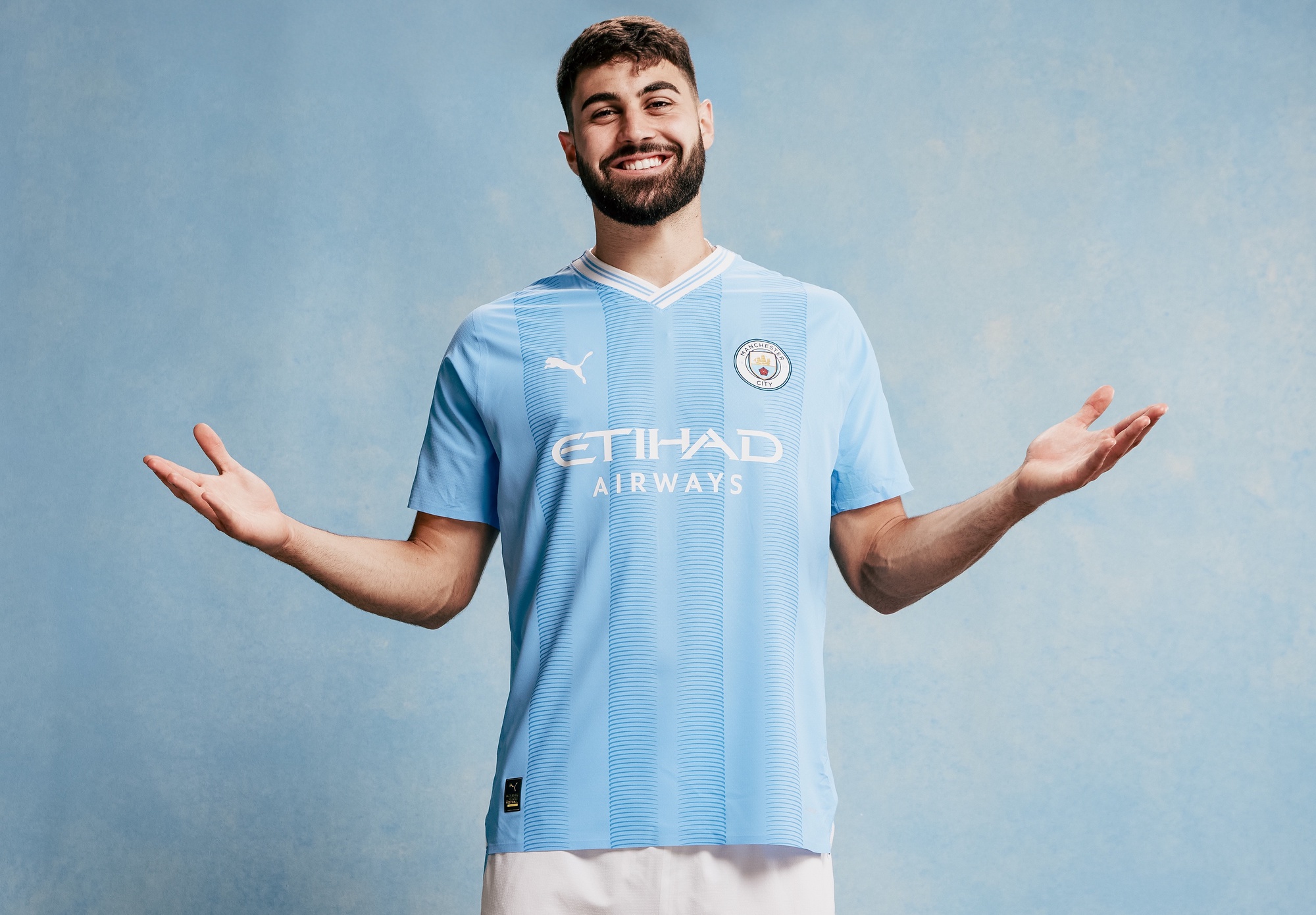 Man City ra mắt hậu vệ đắt giá thứ 2 thế giới