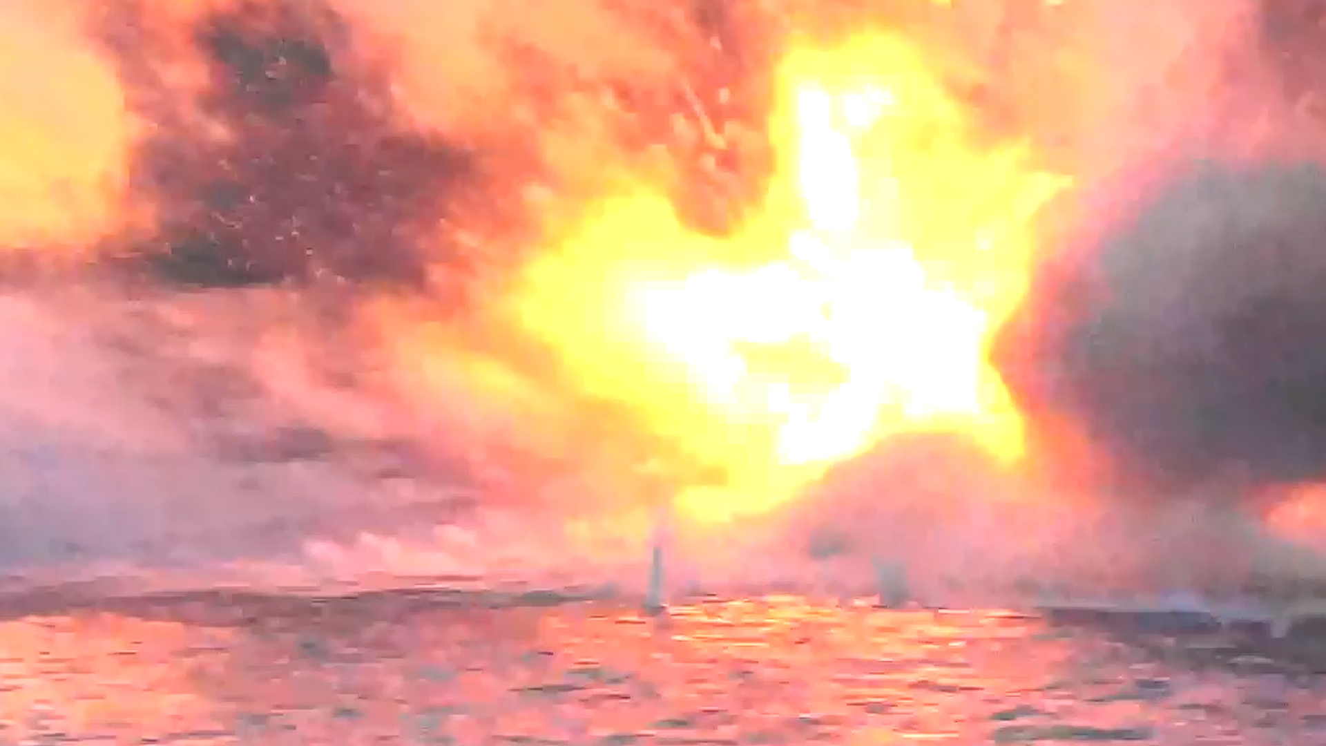 Tàu chiến Nga hư hại sau khi Ukraine tấn công căn cứ hải quân - Ảnh 1.