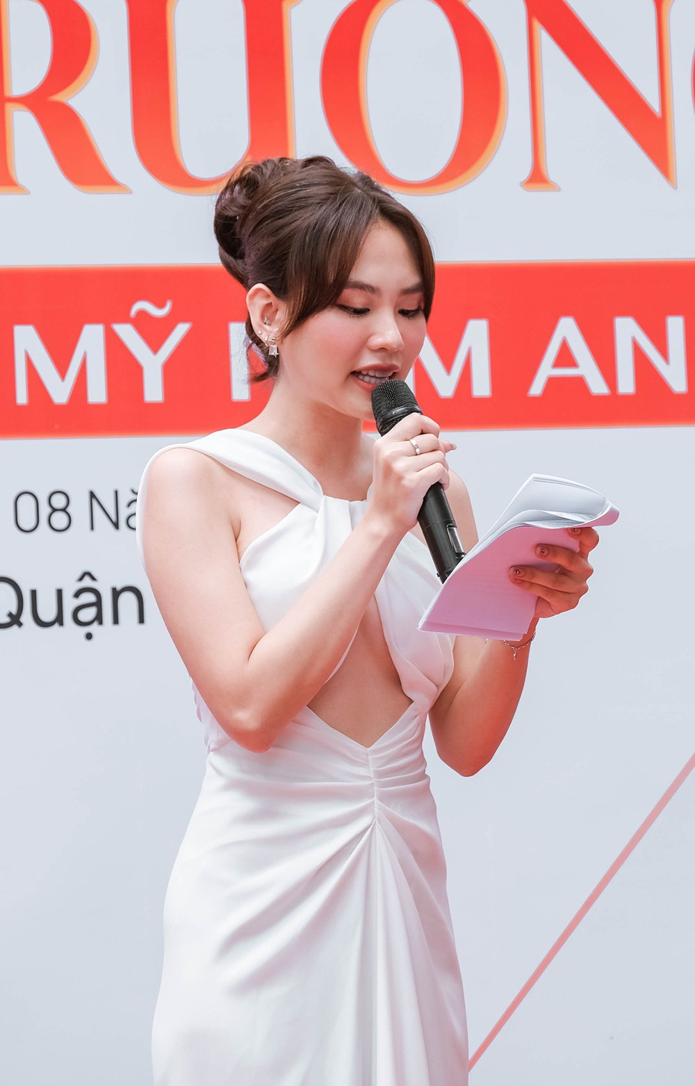 Hoa hậu Mai Phương đắt show làm MC trước thềm Miss World 2023 - Ảnh 1.