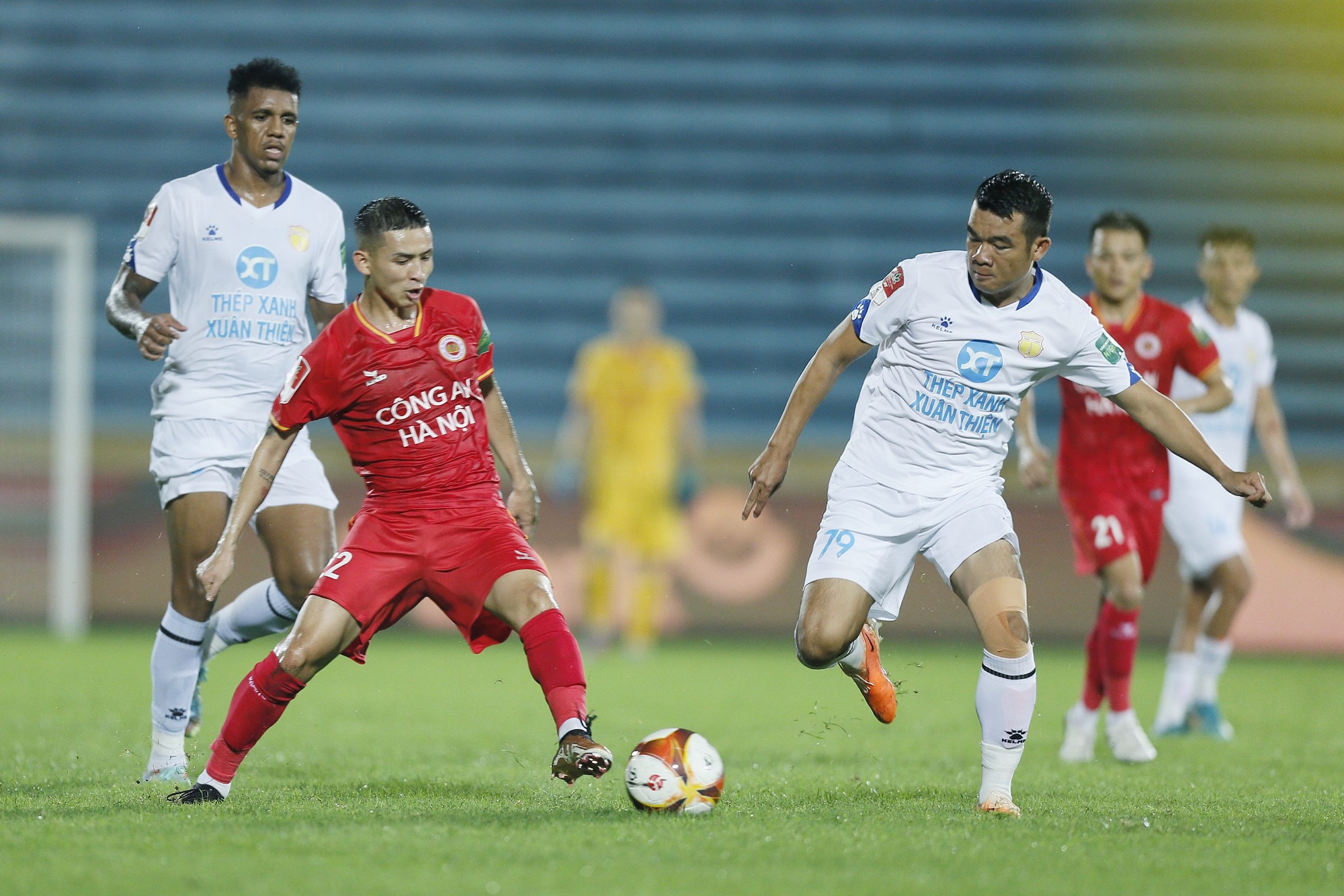 CLB Nam Định tiếp tục dùng nhiều cầu thủ trẻ ở trận gặp đội Hải Phòng - Ảnh 1.