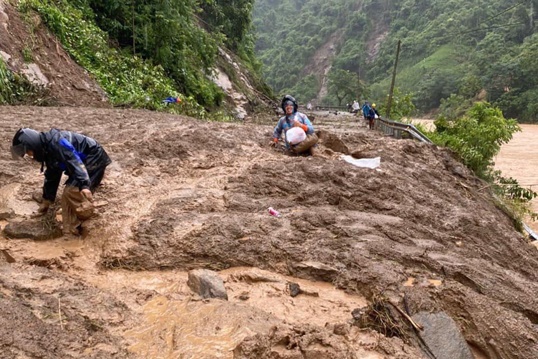 Thiên tai khiến Mù Căng Chải tan hoang, 2 cháu bé tử vong do đá lở - Ảnh 2.