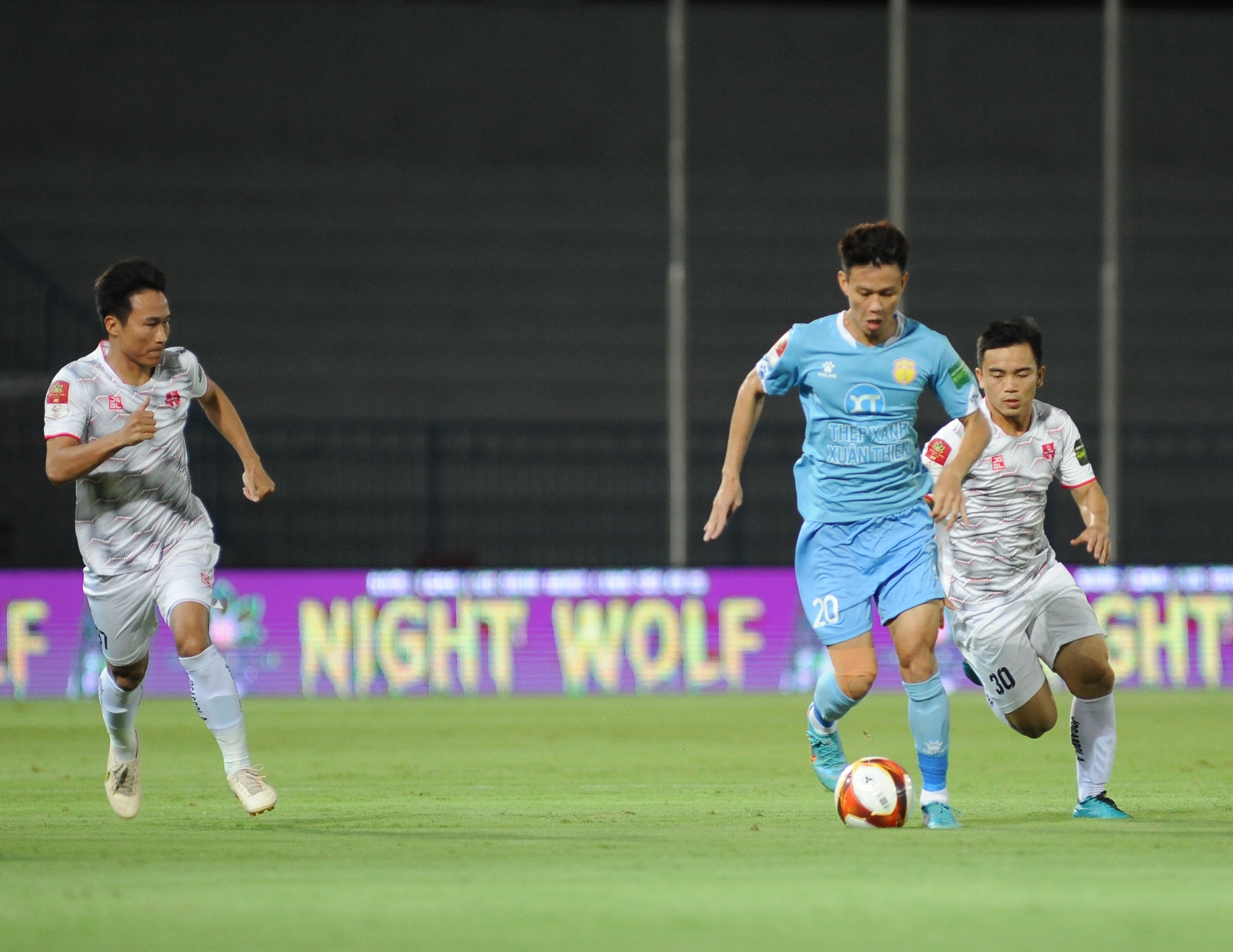 नाम दिन्ह के कोच ने प्रशंसकों को धन्यवाद दिया कि उन्होंने हमसे मुंह नहीं मोड़ा, हाई फोंग के कोच ने अपने छात्रों की प्रशंसा की - फोटो 1. HLV Nam Định cảm ơn CĐV đã không quay lưng, HLV Hải Phòng khen tấm tắc học trò - Ảnh 1.