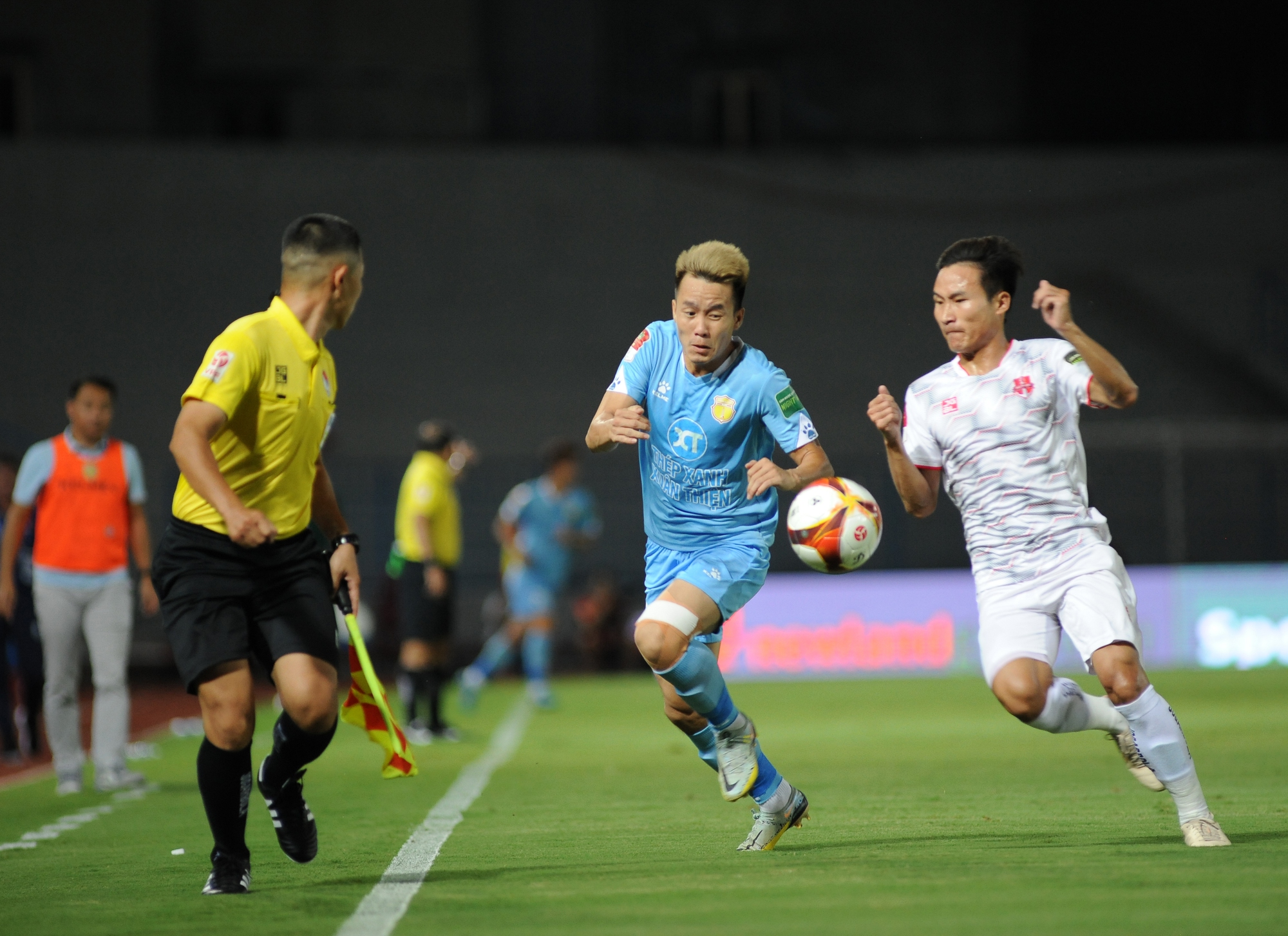 नाम दिन्ह के कोच ने प्रशंसकों को धन्यवाद दिया कि उन्होंने पीछे मुड़कर नहीं देखा, हाई फोंग के कोच ने अपने छात्रों की प्रशंसा की - फोटो 2. HLV Nam Định cảm ơn CĐV đã không quay lưng, HLV Hải Phòng khen tấm tắc học trò - Ảnh 2.